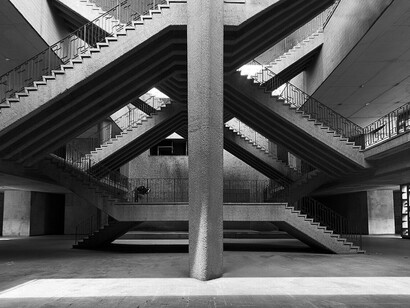 El Sexto Panteón del Cementerio de la Chacarita, ubicado en Buenos Aires, Argentina, destaca por su arquitectura brutalista, donde el hormigón y los espacios subterráneos crean una atmósfera de monumentalidad y silencio