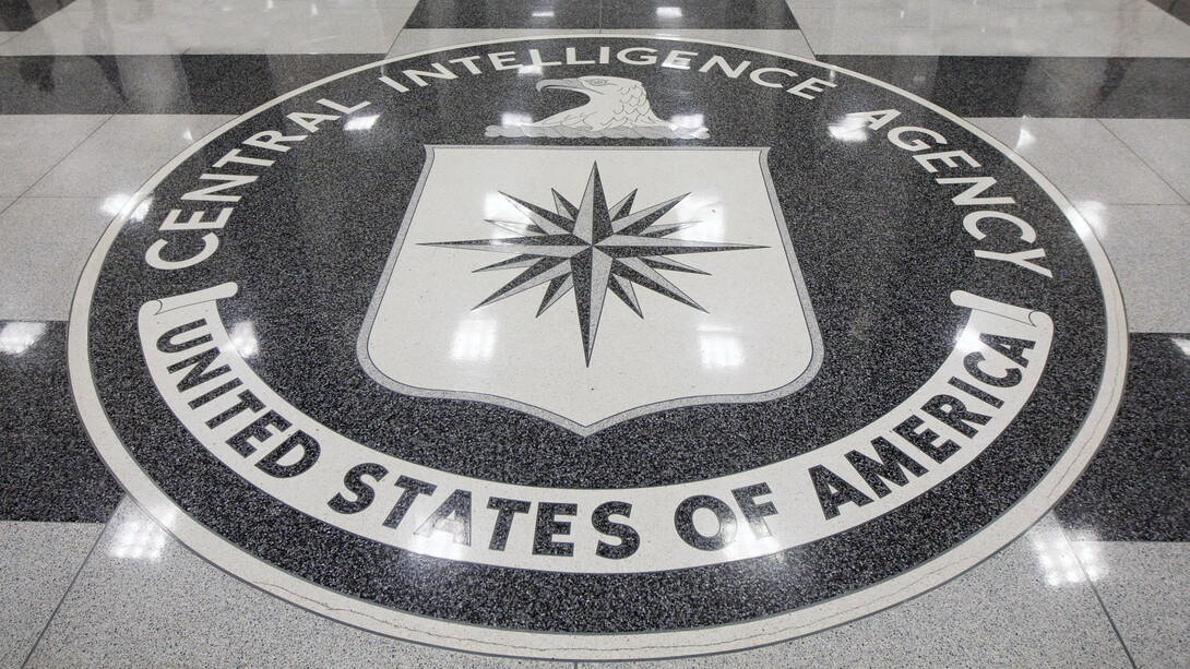 Logotipo de la CIA en la entrada de su sede