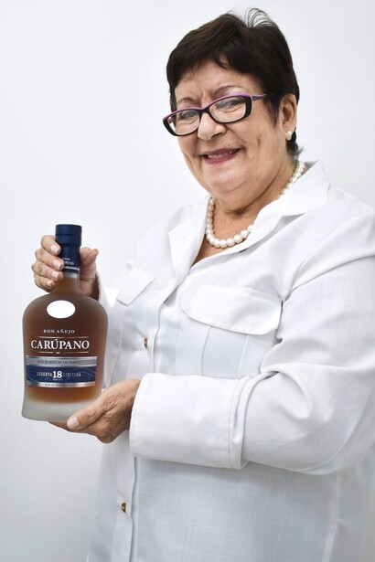 Carmen López de Bastidas se abrió camino en una industria dominada por el hombre, convirtiéndose en la primera mujer maestra ronera de Venezuela