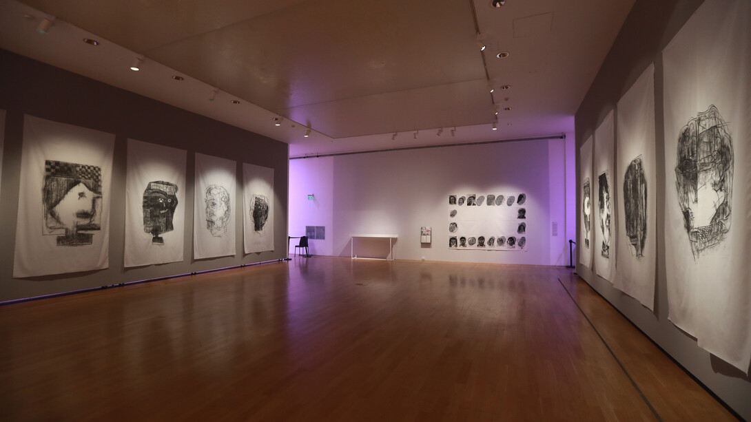 Eugenio Dittborn, Historias del rostro, vista de exhibición. Cortesía del Museo Nacional de Bellas Artes 