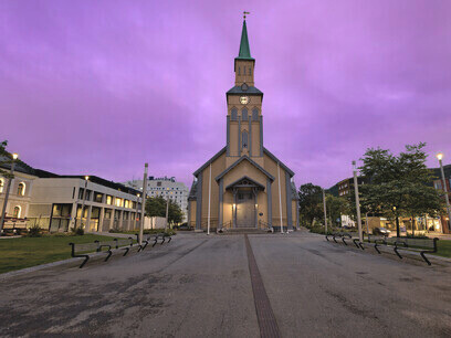 Es la catedral católica y cristiana más septentrional del mundo, construida íntegramente en madera. Se encuentra en la calle Storgata y muy cerca del ayuntamiento. Catedral de Tromsø, Noruega