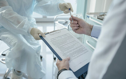 La charge du ticket modérateur pèse sur les patients : entre carte d’assurance, démarches administratives et accès aux soins, l’accès à la santé se complexifie