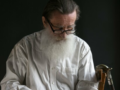 Homem reflexivo. Nunca consegui estabelecer uma intimidade com a natureza das coisas, só participo na vida de través, espécie de culto que espreito das esquinas. Sinto-me um inquilino que regista os sons da noite, sussurros de gente anónima na cartografia da cidade. De dia aproximo-me de um instinto doméstico num mundo que acredito pertencer a um berço comum, falantes de um mesmo léxico que, ainda assim, nos afasta lentamente