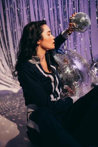 Uma outra forma de entendermos o conceito é observarmos os looks usados nas apresentações, que normalmente seguem o que já foi mostrado na divulgação e nos clipes