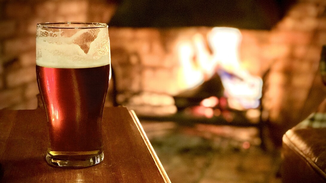 Le origini della birra risalgono a oltre 7.000 anni fa, con le prime tracce trovate in Mesopotamia, dove i Sumeri la producevano e la consideravano un dono divino  