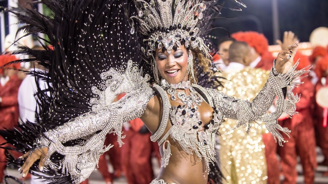 O carnaval em Brasil é um festival de cores e sons onde as plumas e temas folclóricos que remetem orgulhosamente às origens indígenas reinam soberanos