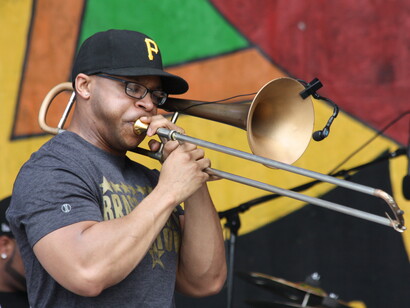 Tenemos que viajar. Un mundo amurallado es un mundo fracasado.  
The Brass-A-Holics at New Orleans Jazz Fest, EE. UU.