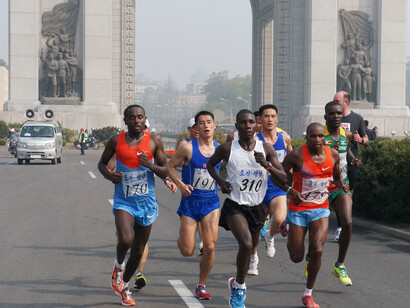 Pyongyang, Corea del Norte. Corredores en las avenidas de la ciudad. Foto: Flickr/URITOURS