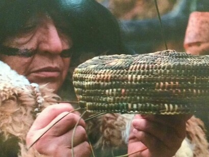 Mujer selknam en trabajo ancestral