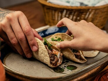 La comida, las salsas y los moles siguen ligándose al molcajete y al metate como si en esa piedra antigua aún latiera el pulso de la tierra