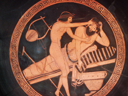 Hombre borracho vomita mientras un joven esclavo le sujeta la frente. Pintor de Brygos, circa 500-470 a.C. Museo Nacional de Dinamarca