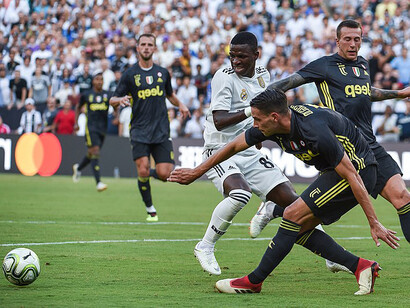 Vini Jr. jugando para el Real Madrid, demostrando su talento para la pelota