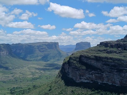 À medida que o olhar se afasta, a sucessão de morros, vales e paredões evidencia a grandiosidade da Chapada Diamantina. Foi diante de cenários como este que a viagem pelo interior da Bahia ganhou novas perspectivas e experiências