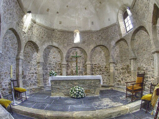 Iglesia mozárabe construida a finales del siglo X o principios del XI en Ponferrada, León. Tiene una única nave rectangular y el ábside que muestra la imagen, ovalado y que se levanta sobre 9 arcos de herradura ciegos. En la base de la cúpula forma un polígono irregular de 11 lados. Santo Tomás de las Ollas, Ponferrada, León, España