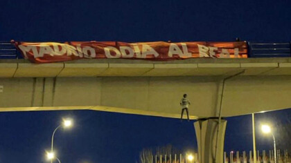Un muñeco con la camiseta de Vinícius cuelga de un puente cerca del campo de entrenamiento del Real Madrid, España, 2023