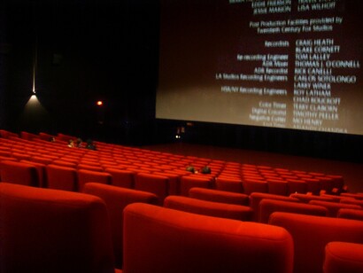 Una sala de cine vacía en los créditos finales de una película