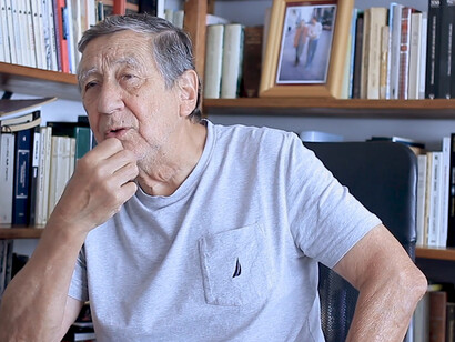La vida profesional de Leonardo Cáceres quedó marcada por la tensión política de la época, que lo llevó desde la televisión universitaria hasta la prensa militante y el exilio