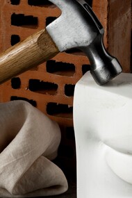 L’arte di Fontana e Matta-Clark apre ferite nello spazio: il primo taglia la tela per liberare la luce, il secondo incide l’architettura per svelare la vita nascosta dietro le strutture