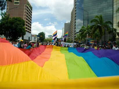 Bandera arcoiris en una manifestación a favor de la libertad de orientación sexual