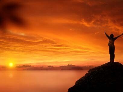 A silhouette in the sunset: the secret to happiness lies in letting go and not preserving anything