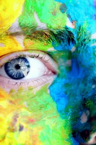 Una grave lesione della corteccia visiva, la V4, non ci consente più di distinguere i colori: tutto appare grigiastro, confuso, scolorito, sostanzialmente indistinto