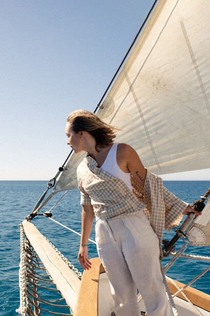 Barca a vela. Ad occhi aperti o chiusi puoi intraprendere il viaggio e salpare sul colore blu del mare che diventa dorato e si riflette sulle onde che accarezzano i contorni di quell’isola che pensavi non esserci