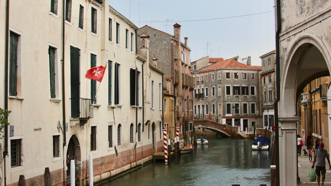 Esterno entrata della Commenda dei Cavalieri dellìOrdine di Malta dal canale