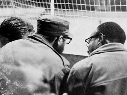 Amílcar Cabral com Fidel Castro em Cuba, 1966. Amílcar Cabral, o líder que conduziu a luta armada de libertação nacional, mas também deu sempre grande atenção a vertente cultural, humanista e desenvolvimentista desta, pois a luta pela independência, como afirmava, não quer significar apenas ter ganho uma bandeira e um hino, mas é fundamental que se criem as condições para uma vida cada vez mais digna do povo que se torna independente




