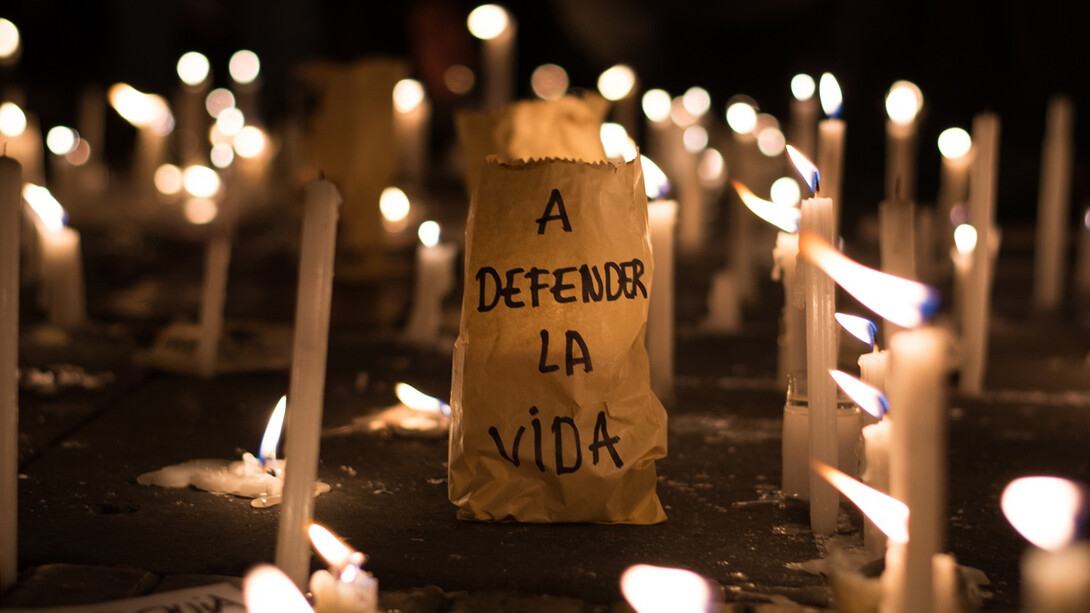Altar en protesta por la falta de justicia ante los asesinatos de los líderes ambientalistas en Colombia