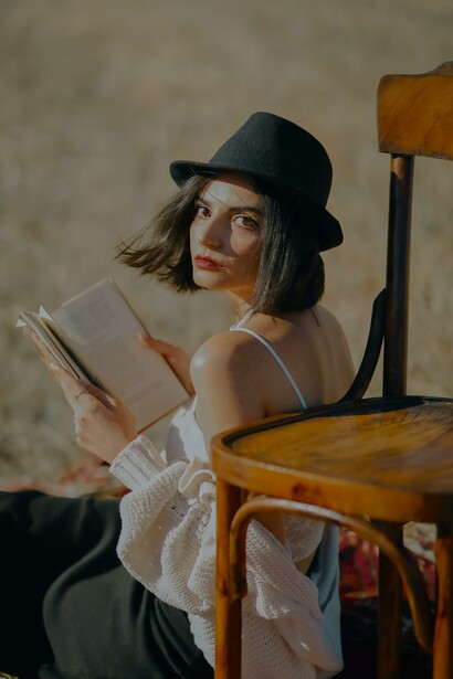 Criadora de conteúdo lendo um livro