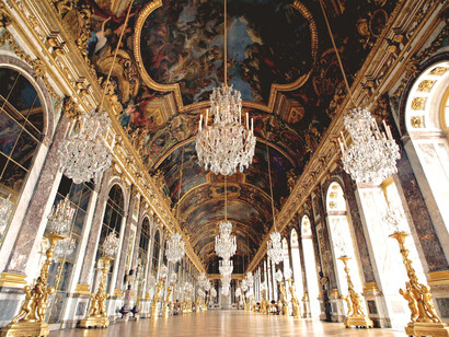 La galería de los espejos en el Palacio de Versalles, Francia