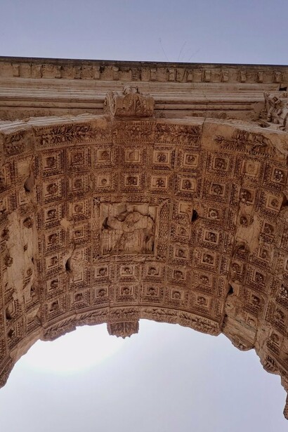 Roma, Foro Romano, Arco di Tito, intradosso decorato con lacunari quadrati, nel cervello la figura di Tito ascendente in cielo sul dorso di un’aquila, 81-90 d.C., ph. Roberto Luciani