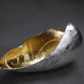 Malcolm Appleby’s versatility as a silversmith and metal engraver is matched by
imaginative use of line and form. Much of the inspiration for his engraving is
drawn from the landscape of the Scottish Highlands.
Silver From Scotland, 1997