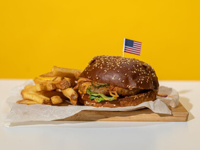 Hamburger e patatine, tipico piatto americano