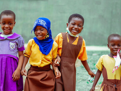 L'école traditionnelle. Elle est une société d’initiation et introduit l'enfant à la compréhension du monde qui l’entoure, en accédant à la lumière de la connaissance par le biais de la philosophie et de la cosmogonie