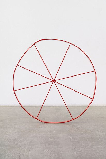 Gary Hume, Wonky Wheel (Red), 2014, Smalto su alluminio / Gloss paint on steel, Ø 129 x 6 cm / Ø 50 3/4 x 2 1/2 inches, Photo by Alessandro Zambianchi, Courtesy Massimo De Carlo, Milano/London
