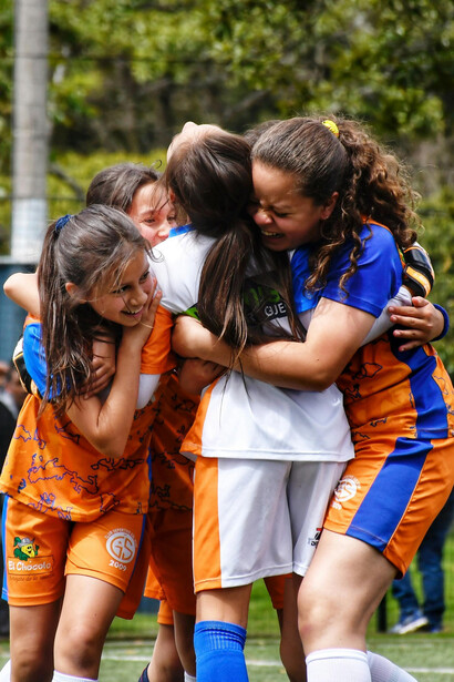 Equipo deportivo celebrando. La paz se construye con el deporte, porque es parte de un contexto y puede ayudar a mejorarlo