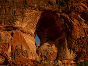 Pedra Furada na Estação Ecologica Serra Geral do Tocantins, foto de Marcelo Hayashida. Ao contrário do que muitos imaginam, o Tocantins não é apenas Jalapão. As Serras Gerais revelam um Tocantins ainda mais bruto, repleto de encantos naturais que misturam vida animal, montanhas, cânions, cachoeiras, cavernas e mirantes. Um território esculpido por milhões de anos de vento, chuva e silêncio — onde cada trilha leva a uma nova surpresa