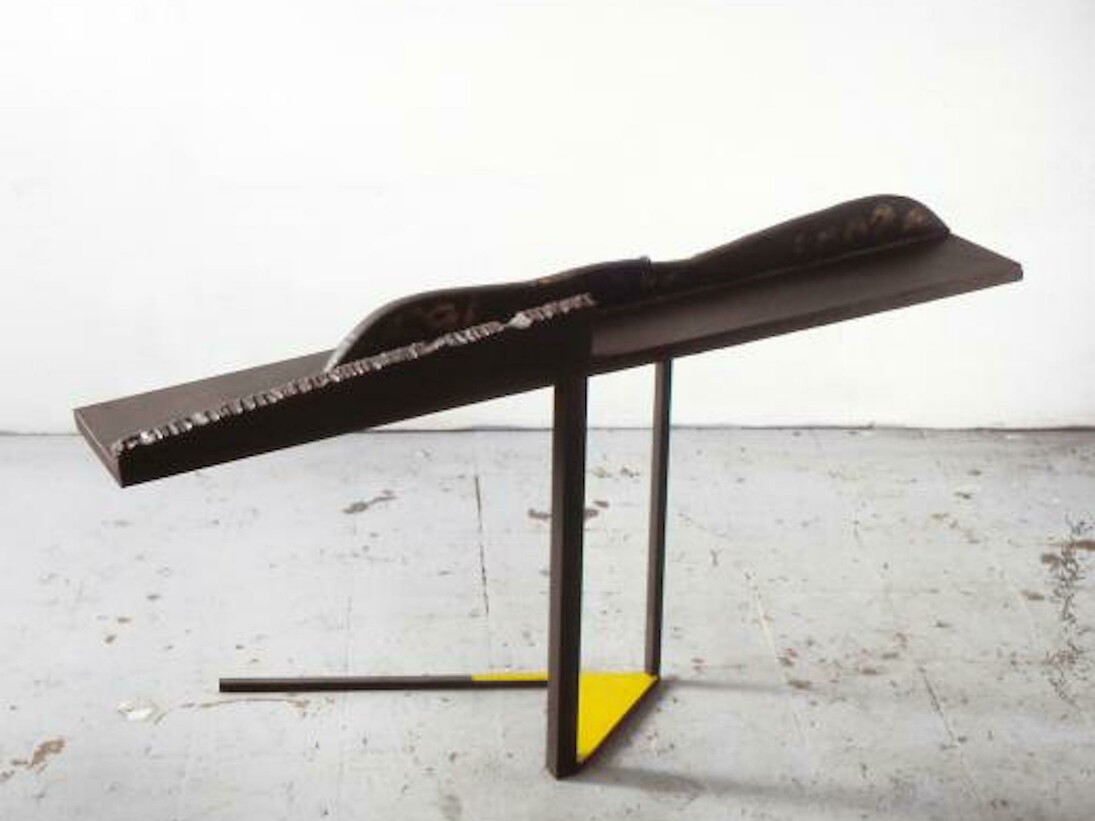 The Land that Sleeps (La tierra que duerme), 1986, Steel and oil paint, 66 x 120 x 39 cm. Museo Nacional Centro de Arte Reina Sofía, Madrid. Long-term loan Collection Soledad Lorenzo, 2014 © VEGAP, Bilbao, 2017