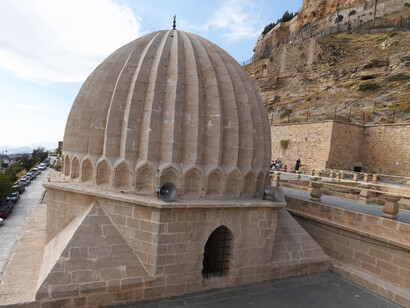 Comenzar el día caminando por las calles de Mardin, hasta llegar de  visita a la casa del sultán. La cúpula de la madraza del sultán Isa, vista hacia el este, en 2025. Mardin, Turquía