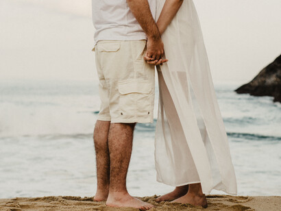Una pareja de enamorados frente al mar