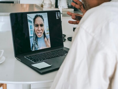 A imposição de uma única língua contribui para um pensamento uniforme, restringindo a diversidade de abordagens e perspectivas