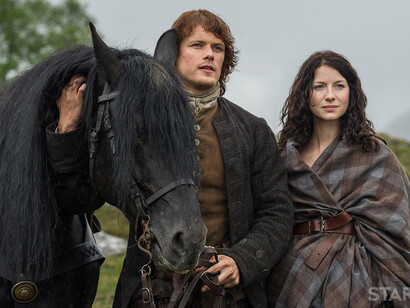 Caitriona Balfe y Sam Heughan se meten en la piel de Claire Randall y Sam Heughan, los dos protagonistas de Outlander