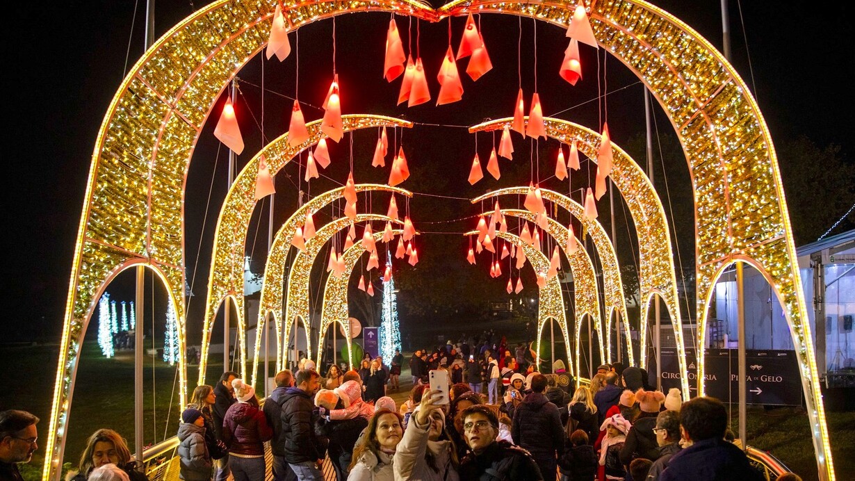 Turistas tiram foto de iluminação de Natal em Perlim, em Santa Maria da Feira, Distrito de Aveiro, Portugal