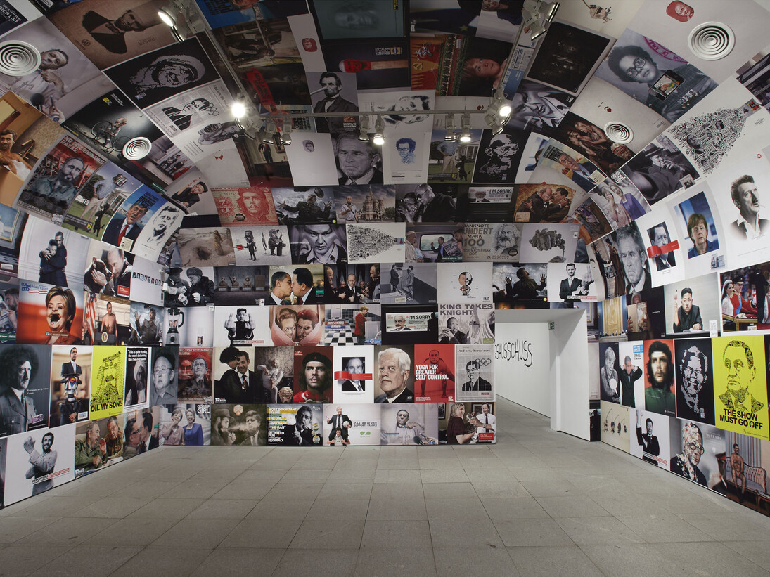 Vista de sala de la exposición Sistema Operativo, de Daniel G. Andújar, con la obra Dirigentes.