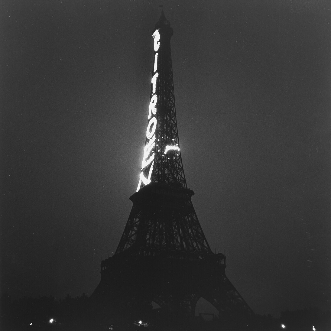 Roger Schall, Tour Eiffel, 1935, Courtesy of Galerie Argentic