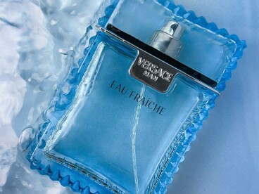 The signature Eau Fraîche bottle immersed in water, reflecting Versace’s sophisticated yet energetic spirit