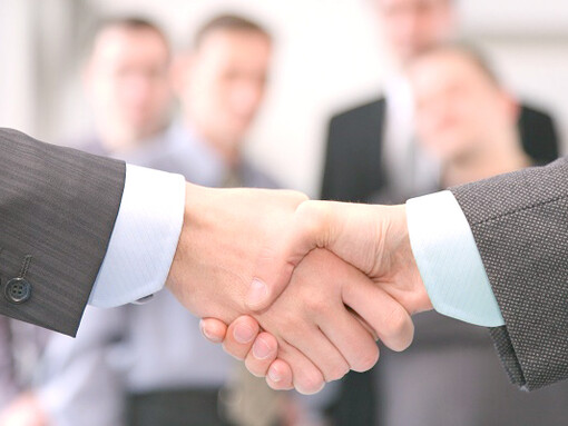 Equipo de trabajo uniendo las manos: cada una de nuestras decisiones lleva aparejado un compromiso