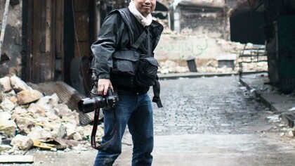 Un reportero gráfico en un lugar en conflicto