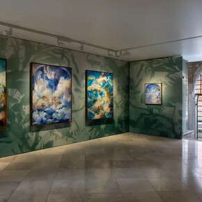 Flora Yukhnovich, Egg, vista della mostra. Cortesia di Victoria Miro